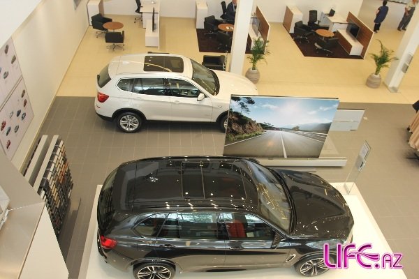 BMW salonunun açılışında iki yeni modelin qapalı təqdimatı keçirilib