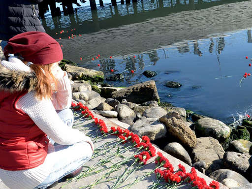 Жители Баку несут цветы на Приморский бульвар в знак памяти о пропавших без вести нефтяниках