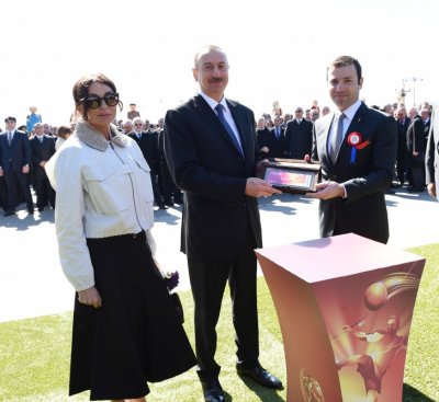 Президенту Ильхаму Алиеву вручены билеты на Гран-При «Формулы-1»
