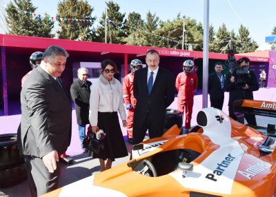 Президенту Ильхаму Алиеву вручены билеты на Гран-При «Формулы-1» Президенту Ильхаму Алиеву вручены билеты на Гран-При «Формулы-1»