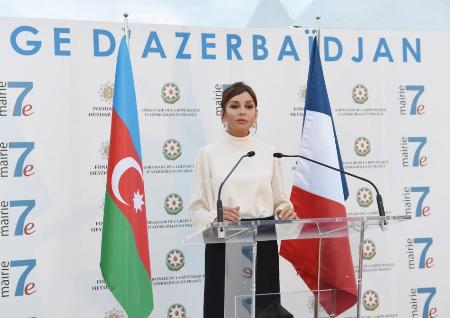 Heydər Əliyev Fondunun təşkilatçılığı ilə Parisdə “Azərbaycan şəhərciyi”nin rəsmi açılışı olub