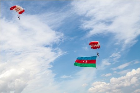 Azərbaycan bayrağı ilə helikopterdən tullanma