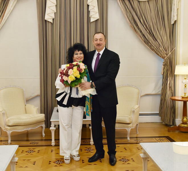 Президент Ильхам Алиев наградил Зейнаб Ханларову орденом "Гейдар Алиев"