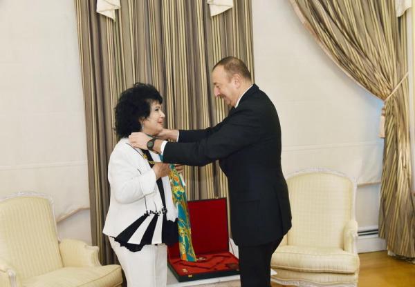 Президент Ильхам Алиев наградил Зейнаб Ханларову орденом "Гейдар Алиев"