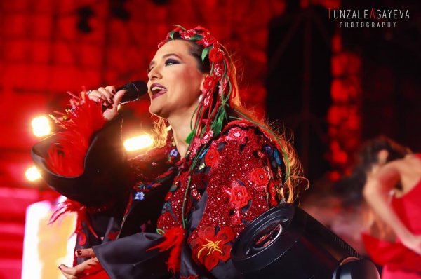 "Ən Yeni il" konsertində Röya, Miri Yusif, Hadisə, Demet Akalın, Murat Dalkılıç belə çoşdurdular