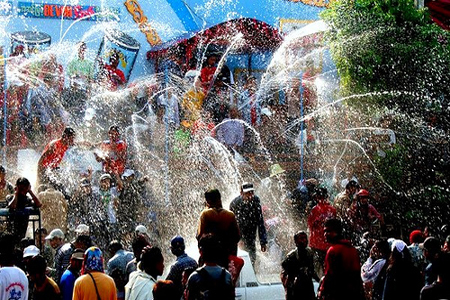 Myanmada su festivalı zamanı 300-ə yaxın insan ölüb