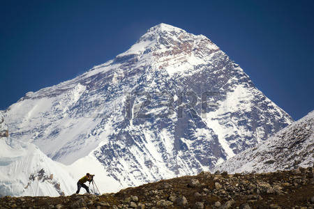 Everest dağında üç alpinist ölüb, daha biri itkin düşüb