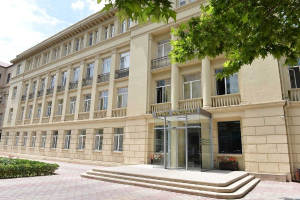 В Азербайджане в средних школах работают 151 458 учителей