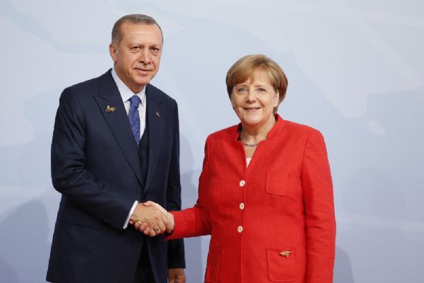 Merkel: "Ərdoğanla danışıqlar Almaniya və Türkiyə arasında dərin fikir ayrılıqlarını ortaya çıxarıb"