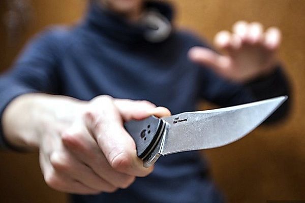 В Баку парень и его девушка в подъезде здания пырнули ножом двух женщин