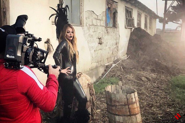 Айгюн Кязымова презентовала бэкстейдж со съемок клипа «Cücələrim» Айгюн Кязымова презентовала бэкстейдж со съемок клипа «Cücələrim»