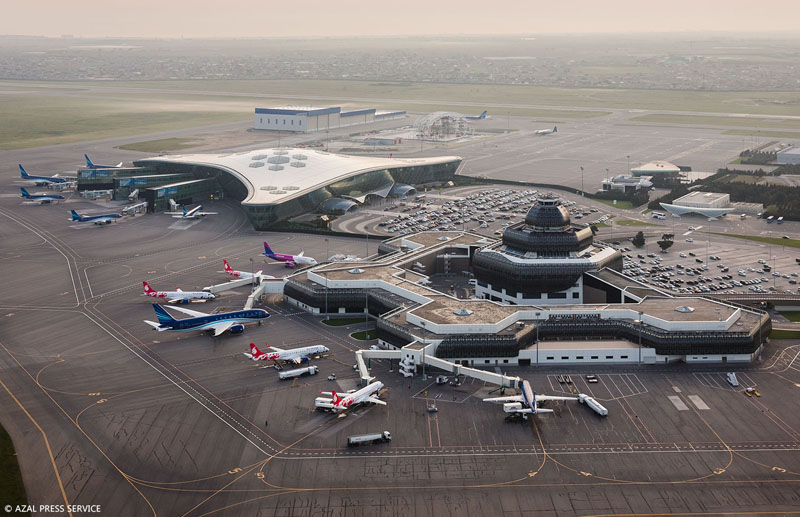Пассажиры авиалайнера, совершившего аварийную посадку в Баку, прибыли в Сингапур