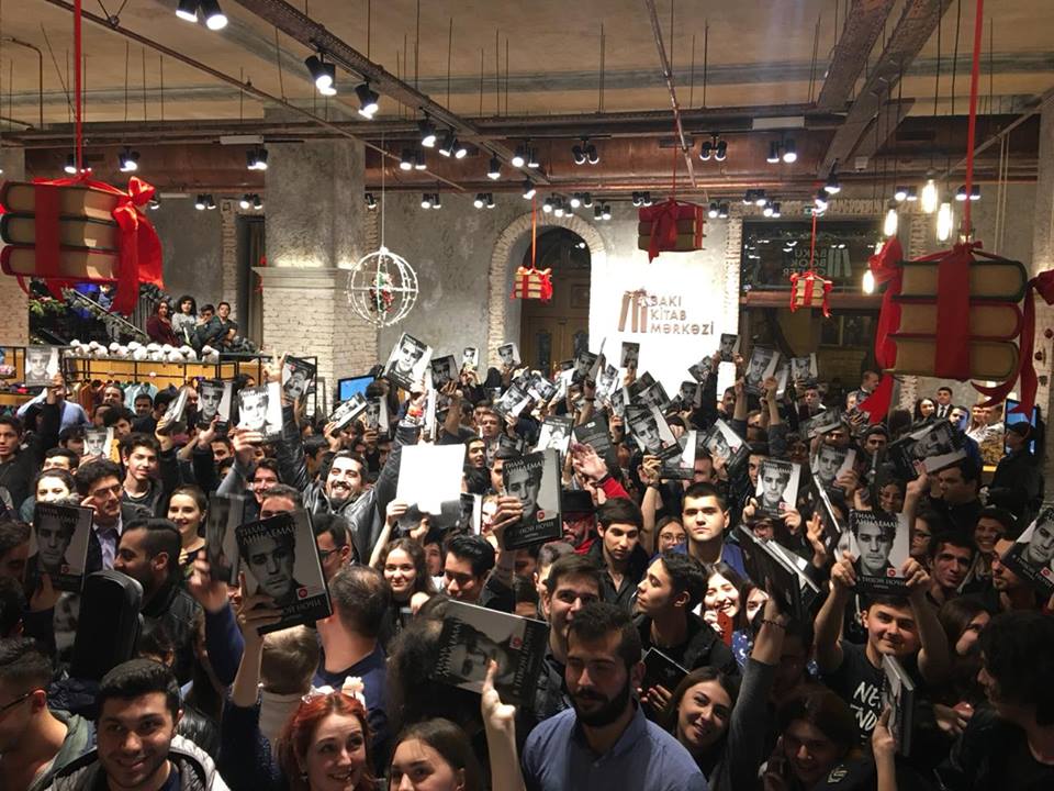 В Баку прошла автограф-сессия солиста группы «Rammstein»