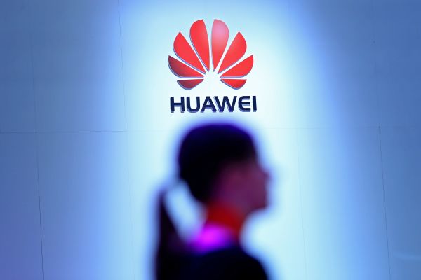 Huawei подсчитала убытки компании из-за санкций США Huawei подсчитала убытки компании из-за санкций США