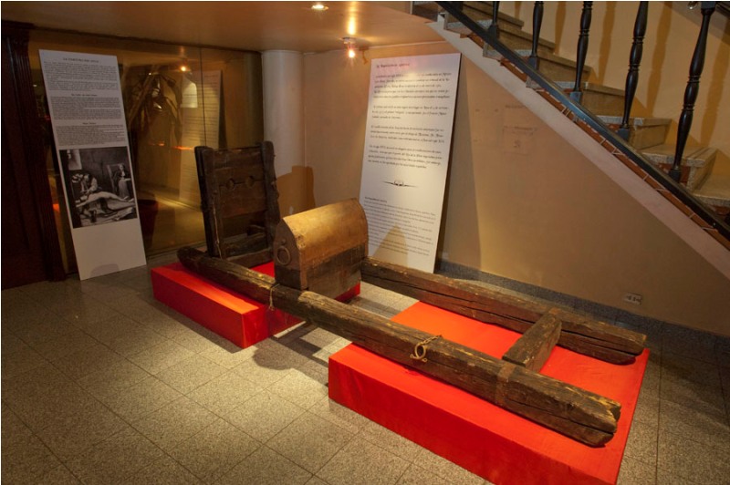 В Баку проходит выставка средневековых орудий пыток