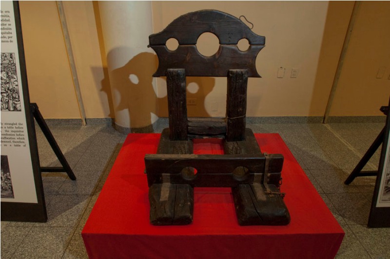 В Баку проходит выставка средневековых орудий пыток