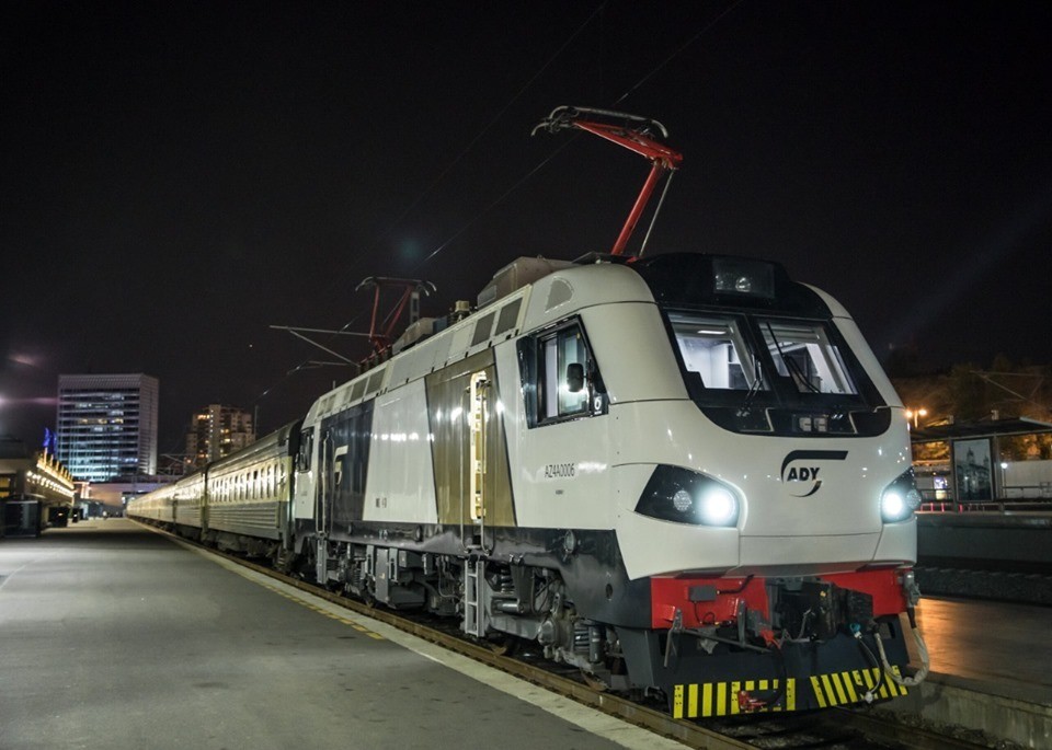Поезд Баку-Тбилиси-Баку впервые начал пассажироперевозки посредством пассажирского локомотива