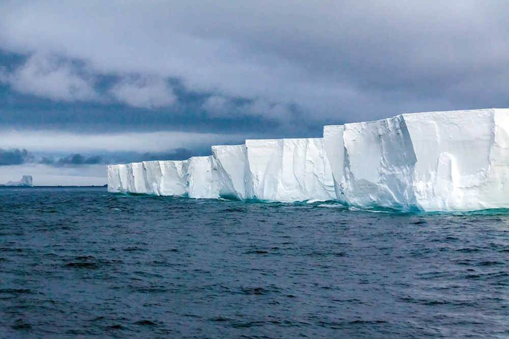 От Антарктиды откололся гигантский айсберг