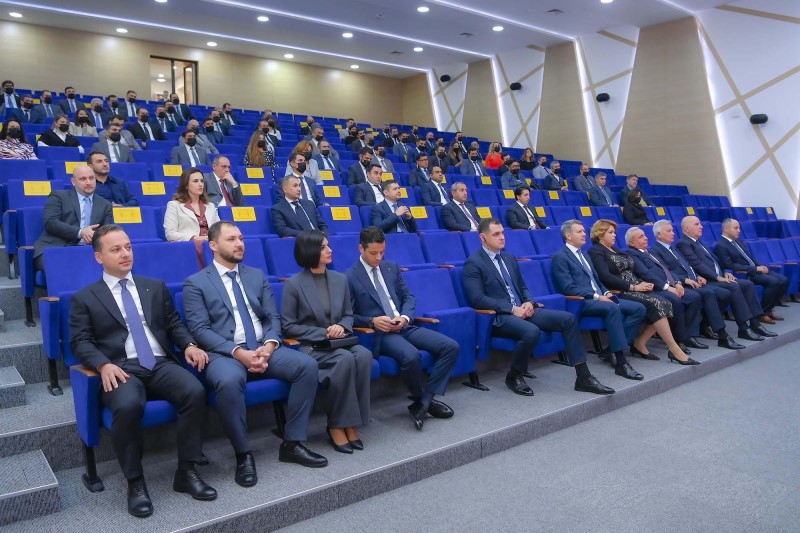 Миллиардер принял участие в открытии нового головного офиса банка в Баку