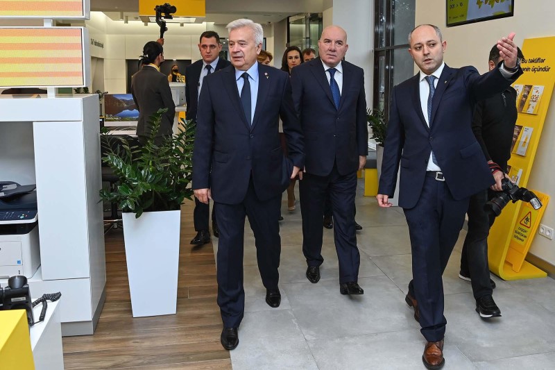 Миллиардер принял участие в открытии нового головного офиса банка в Баку