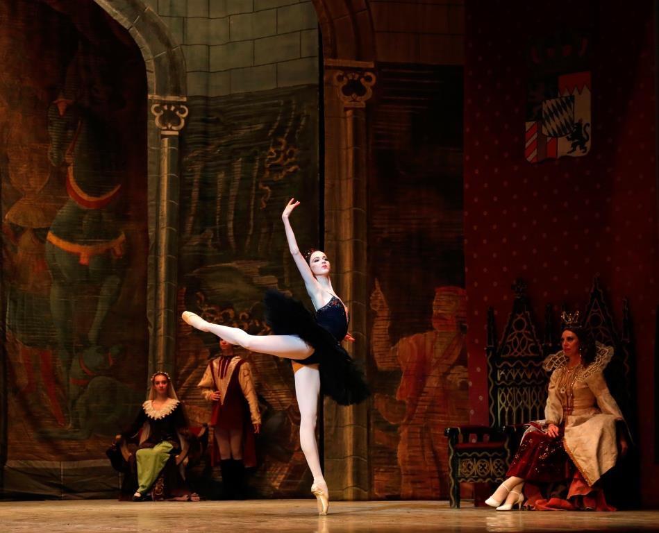 В академическом театре оперы и балета показали спектакль - балет "Лебединое озеро" Чайковского