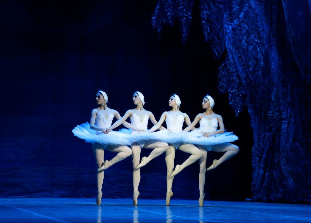 В академическом театре оперы и балета показали спектакль - балет "Лебединое озеро" Чайковского