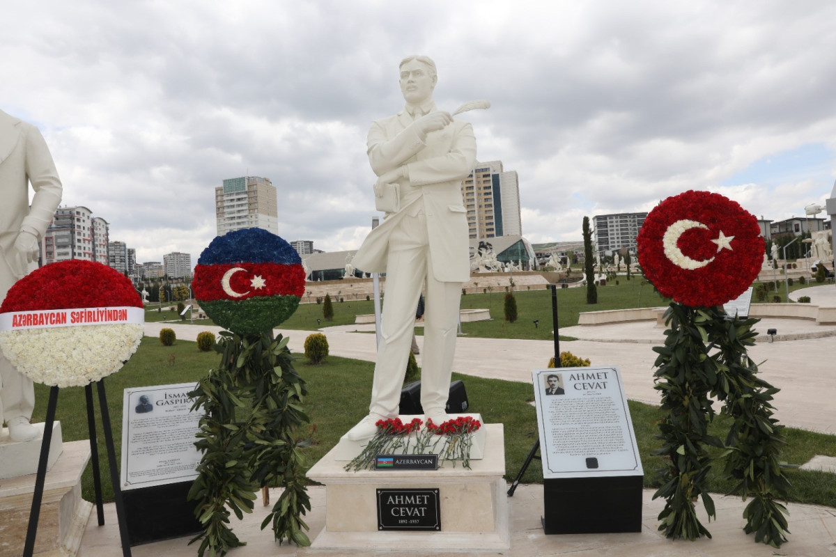 В Анкаре открыт памятник Ахмеду Джаваду