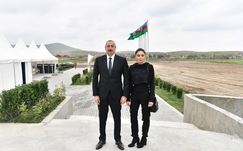 Ильхам Алиев и Мехрибан Алиева ознакомились с реконструкцией мавзолея Дири Баба в Гобустане