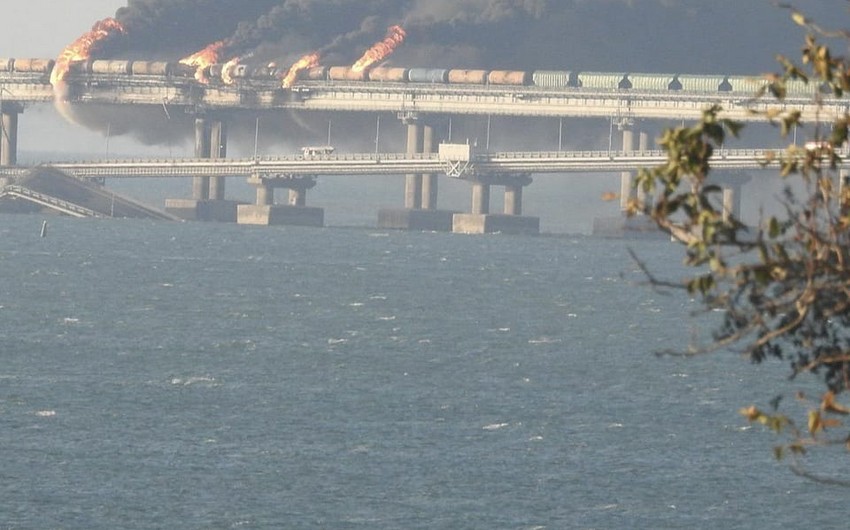 Крымский мост частично обрушился после взрыва. На нем горели цистерны с топливом