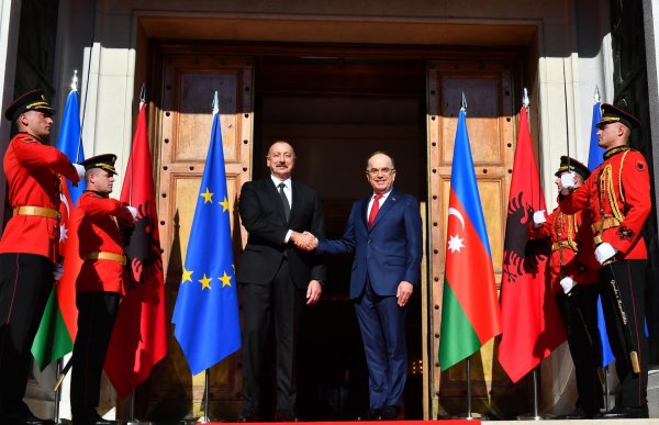 В Тиране состоялась официальная церемония встречи президента Ильхама Алиева