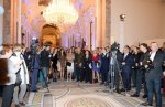 Mehriban Əliyeva və Leyla Əliyeva Parisdə dünya şöhrətli fotoqrafın Azərbaycana həsr olunan fotosərgisinin təqdimatında iştirak ediblər
