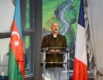 Mehriban Əliyeva və Leyla Əliyeva Parisdə dünya şöhrətli fotoqrafın Azərbaycana həsr olunan fotosərgisinin təqdimatında iştirak ediblər