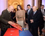 Mehriban Əliyeva və Leyla Əliyeva Parisdə dünya şöhrətli fotoqrafın Azərbaycana həsr olunan fotosərgisinin təqdimatında iştirak ediblər
