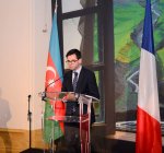 Mehriban Əliyeva və Leyla Əliyeva Parisdə dünya şöhrətli fotoqrafın Azərbaycana həsr olunan fotosərgisinin təqdimatında iştirak ediblər