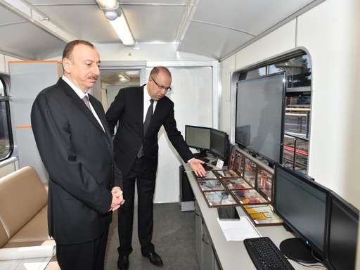 Azərbaycan prezidenti yeni metro qatarları ilə tanış olub - VİDEO