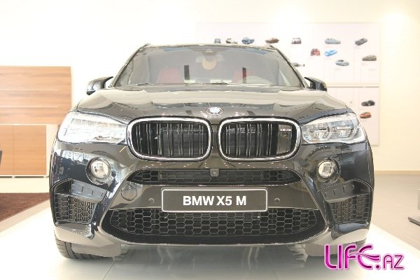 BMW salonunun açılışında iki yeni modelin qapalı təqdimatı keçirilib