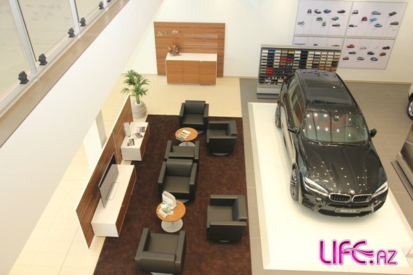 BMW salonunun açılışında iki yeni modelin qapalı təqdimatı keçirilib