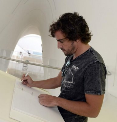 Fernando Alonso Heydər Əliyev Mərkəzində olub