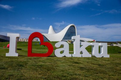 Heydər Əliyev Mərkəzinin parkında "I Love Baku" incəsənət kompozisiyası açılıb