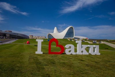 Heydər Əliyev Mərkəzinin parkında "I Love Baku" incəsənət kompozisiyası açılıb
