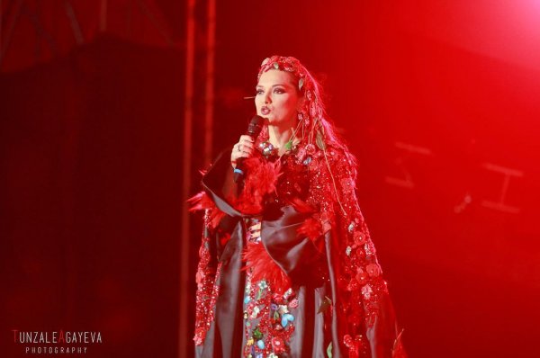 "Ən Yeni il" konsertində Röya, Miri Yusif, Hadisə, Demet Akalın, Murat Dalkılıç belə çoşdurdular